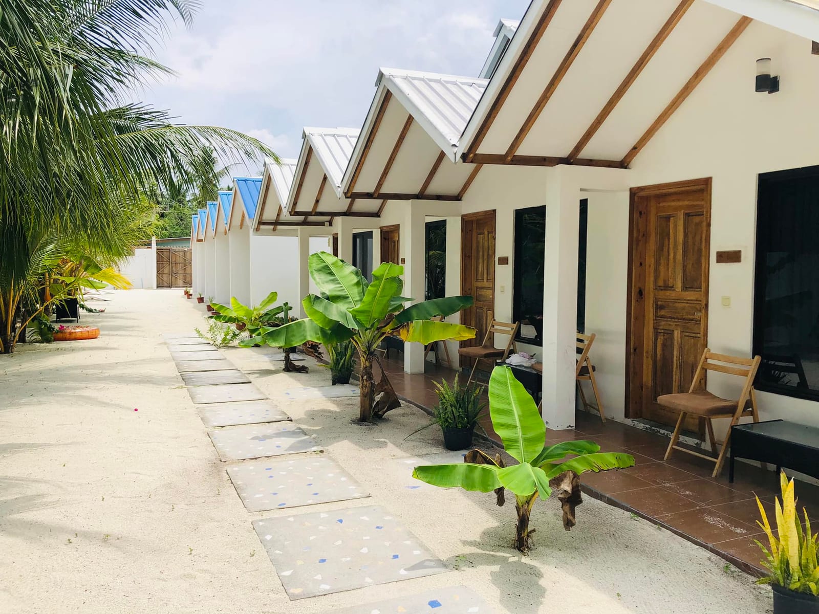 Holiday Cottage Thoddoo low-slung facade among palms