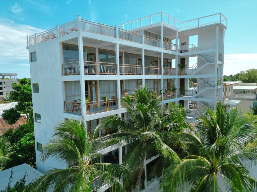 Lagoon Villa Thoddoo white-sand garden path
