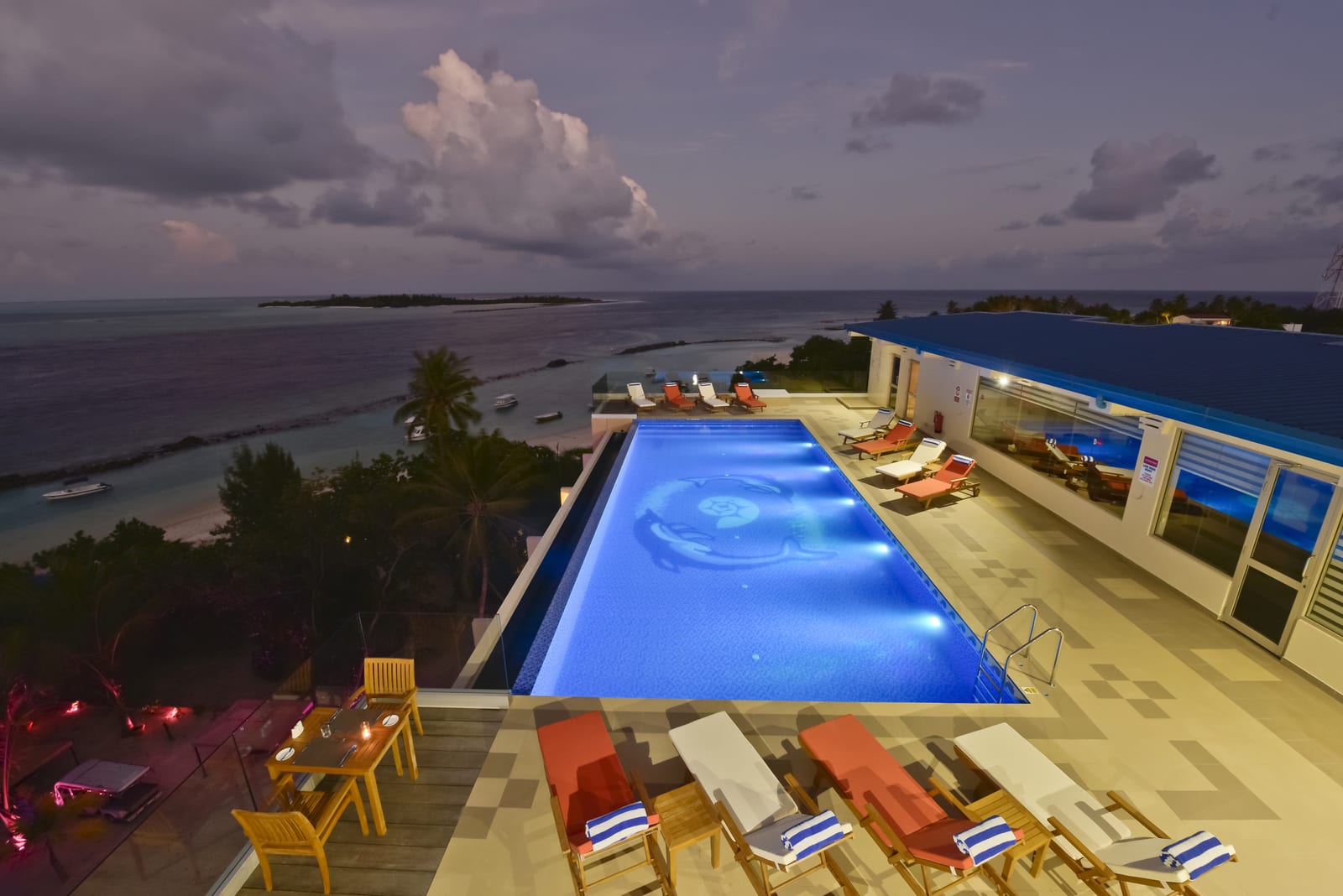 Season Paradise rooftop infinity pool over Cokes break, Thulusdhoo